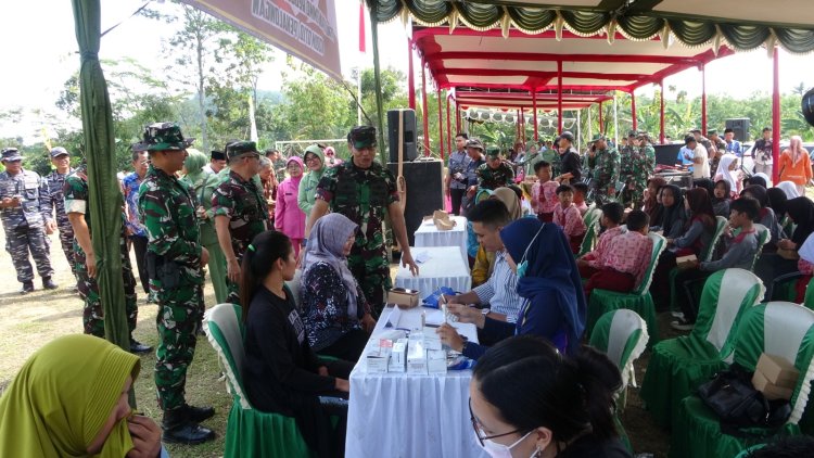 Pelayanan Kesehatan Gratis Disambut Antusias Warga Windurojo di Penutupan TMMD Reguler ke-125