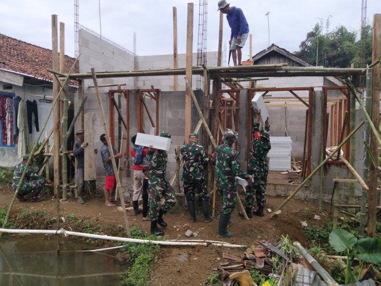 Sukseskan Program Unggulan Kasad Babinsa Koramil 16 Pejawaran Bantu Pembangunan Rumah Tidak Layak Huni