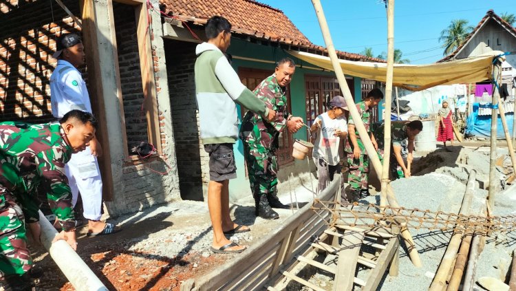 Danramil 11 Punggelan  Dampingi Perbaikan RTLH di Wilayah Binaan