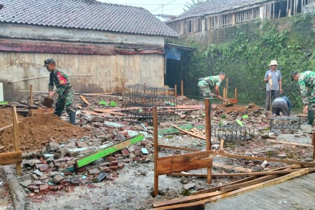 Babinsa Koramil Bersama Masyarakat Guna Bangun  Rumah Tidak Layak