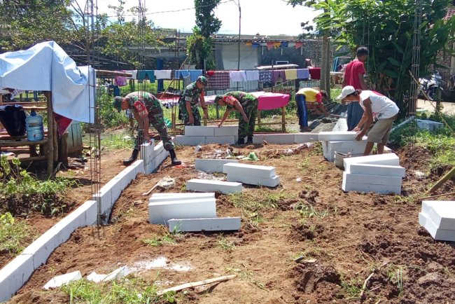 Anggota Koramil 01 Banjarnegara Bantu Warga Renovasi Rumah Tidak Layak Huni