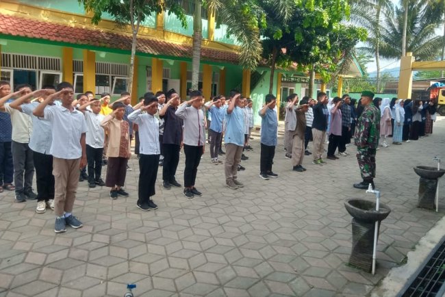 Babinsa Komsos Dengan Siswa SD IT Pertama Hati Beri Arahan Menjadi Anak Disiplin