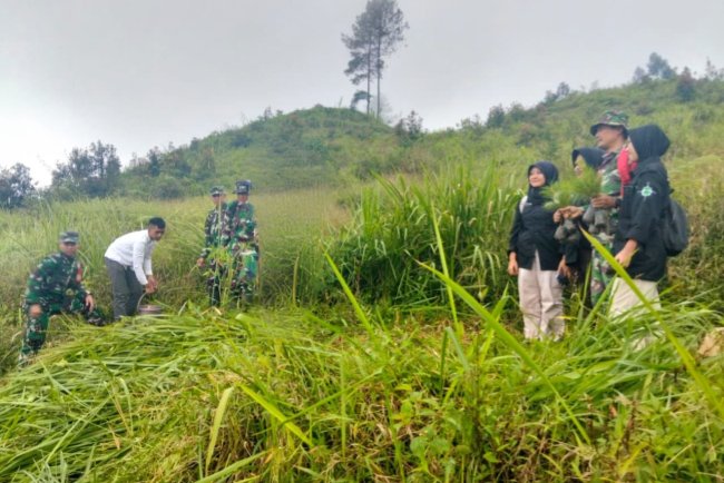 Anggota Koramil 17 Wanayasa Tanam pohon keras bersama komunitas peduli alam
