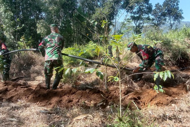 Danramil 06 Kalibening Bantu Poktan Sumber Rahayu Desa Karanganyar Kerja Bhakti Program Pipanisasi
