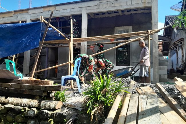 Sinergi TNI Bersama Rakyat Danramil Beserta Babinsa Bantu Bangun Rumah Warga