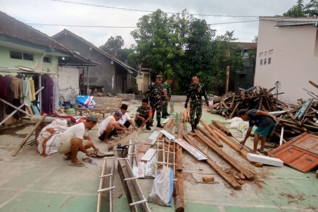 Gotong Royong TNI dan Warga Rehabilitasi Rumah Buruh Harian di Purwanegara