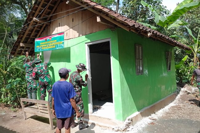 Semangat Kebersamaan TNI dan Warga Rehabilitasi Mushola di Pagedongan