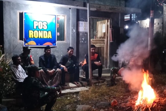 Tingkatkan Keamanan Lingkungan Jajaran Babinsa Kodim 0704 Banjarnegara melaksanakan Patroli Malam