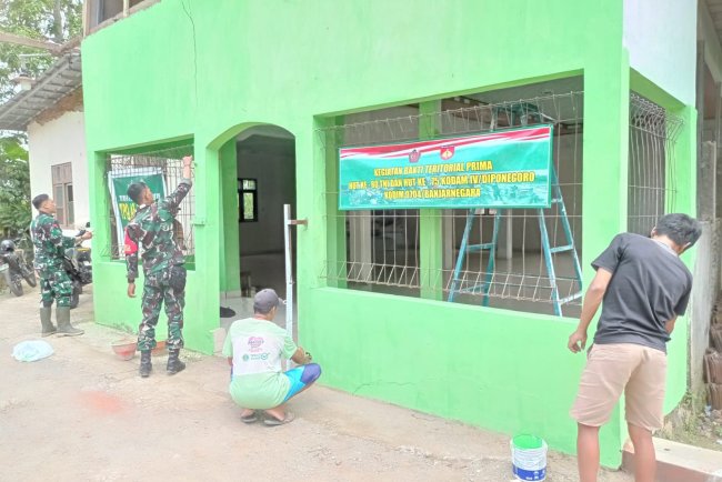 TNI dan Warga Gotong Royong Perbaiki Sekolah TPQ di Pagedongan