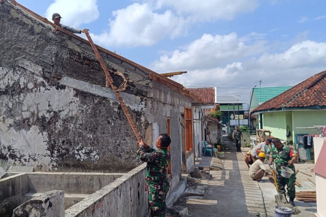 Gotong Royong Wujudkan Harapan Baru untuk Rumah Suratman