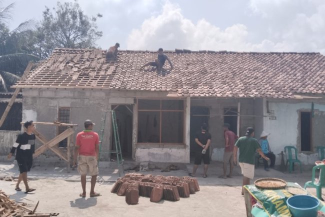 Gotong Royong Warga dan TNI Pemasangan Genteng