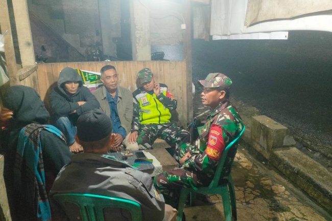 Babinsa Koramil 18 Pagentan melaksanakan Patroli Malam Guna meningkatkan keamanan di wilayah