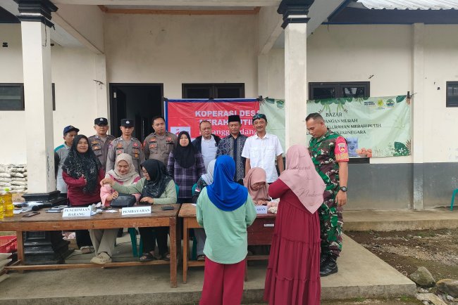 Babinsa Melaksanakan Pendampingan Bazar Murah Kopdes Merah Putih Desa Karanggondang