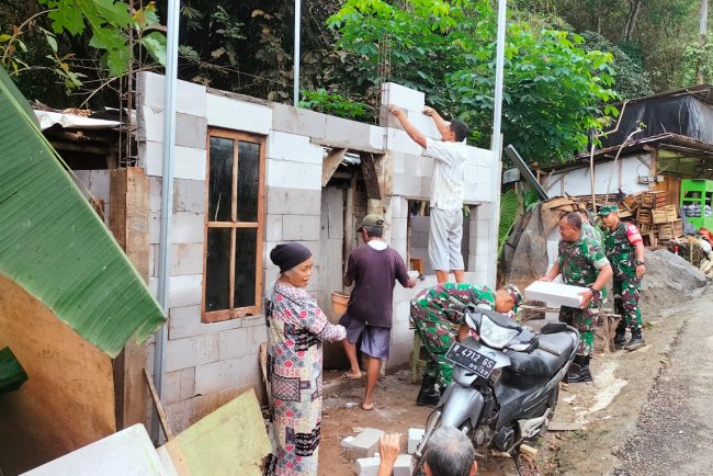 Danramil 11 Punggelan membantu pembangunan RTLH di Kecamatan Punggelan