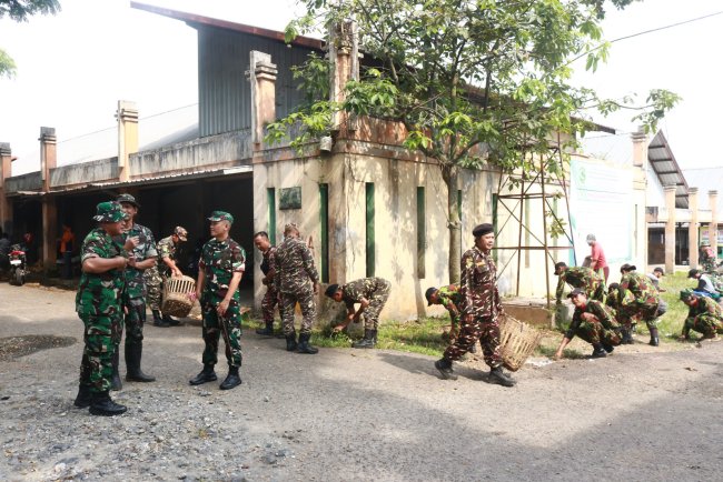 Sinergi TNI, Polri, dan Warga Banjarnegara Bersihkan Pasar Salak