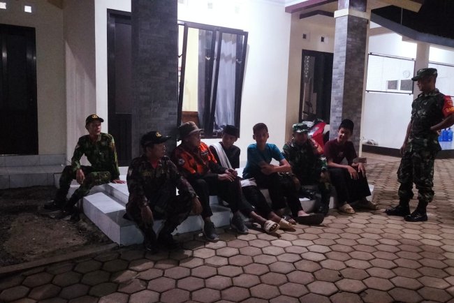 Patroli Malam Koramil 11/Punggelan bersama Elemen Organisasi Ciptakan Kondisi Aman dan Kondusif
