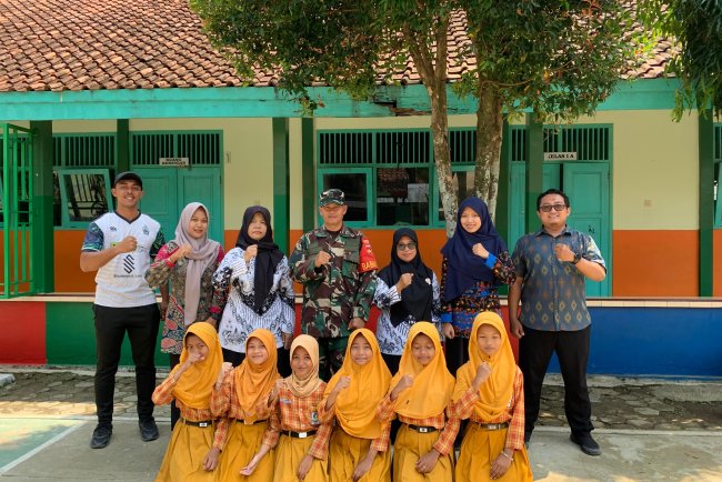 Babinsa menjadi pembina pendidikan karakter dan wawasan kebangsaan di SDN Madukara