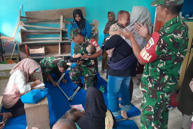 Babinsa Bantu Nakes Pada Kegiatan Posyandu Balita