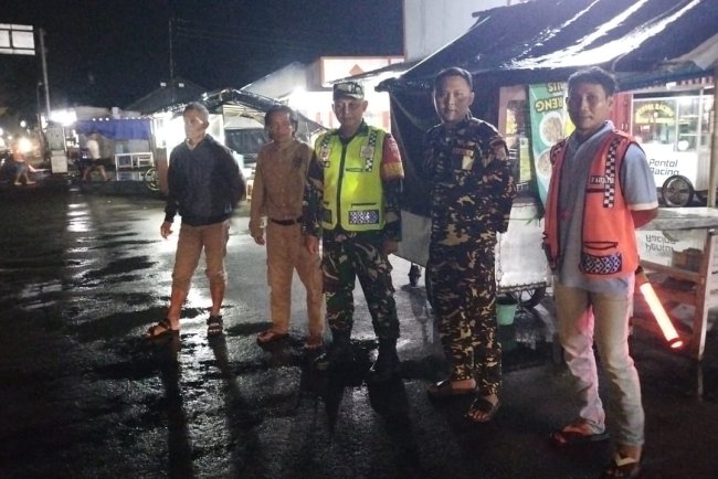 Patroli Bersama Babinsa Ramil 15 Rakit dan Organisasi Masyarakat Dalam  Rangka Menjaga Keamanan Wilayah