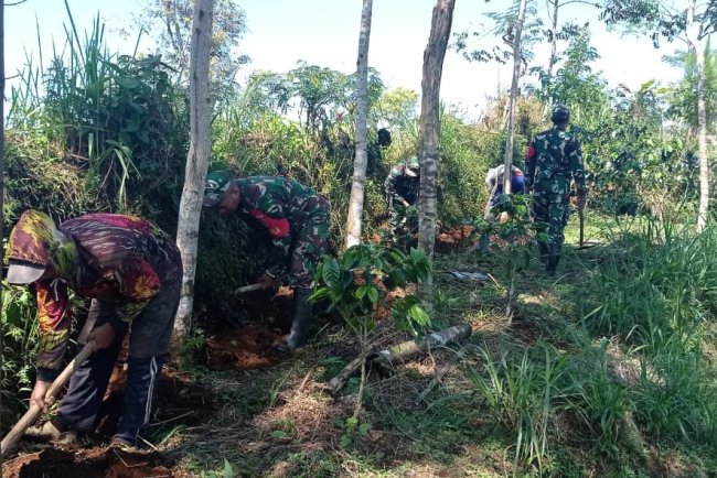 Danramil 06 Kalibening Membantu Petani Dalam Pemasangan Pipa Air