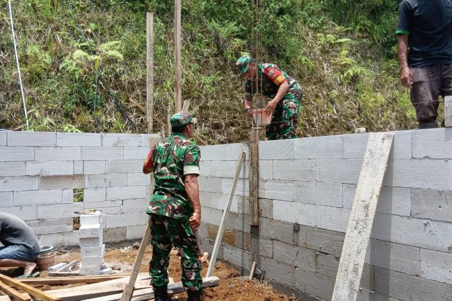 Babinsa Koramil 04 Karangkobar Kerja Bakti Bantu Bangun Rumah Warga Binaan
