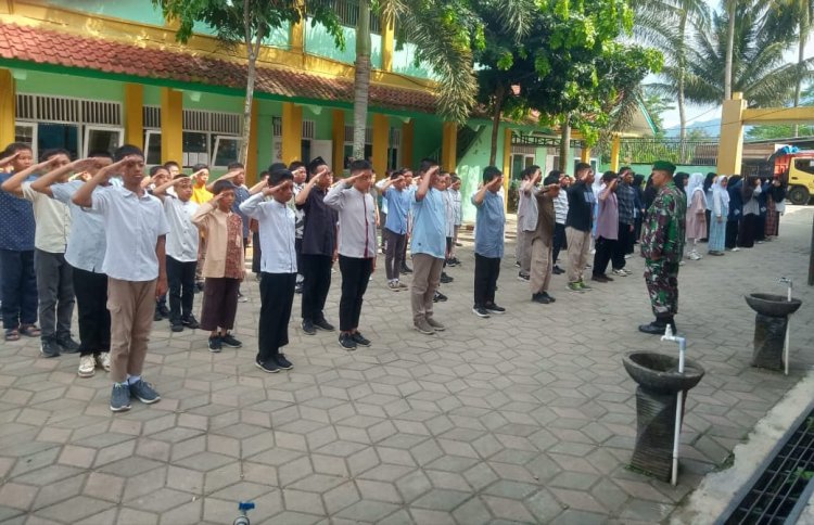 Babinsa Komsos Dengan Siswa SD IT Pertama Hati Beri Arahan Menjadi Anak Disiplin