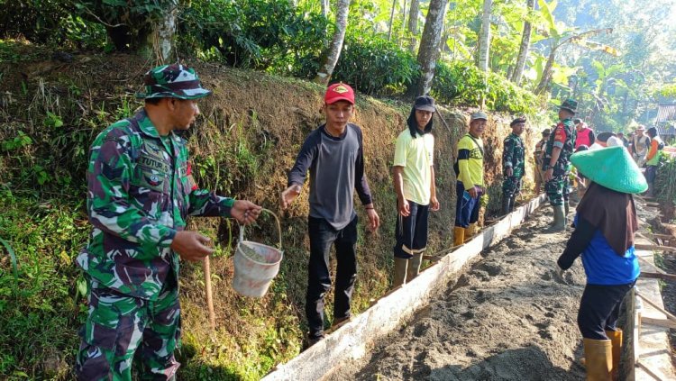 Lancarkan Jalan Usaha Tani Danramil 06 Kalibening bantu Kerjabakti