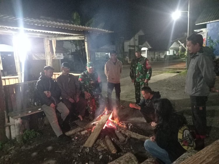 Patroli Malam Babinsa Koramil 04 Karangkobar Sambangi Pos Kamling Desa Binaan