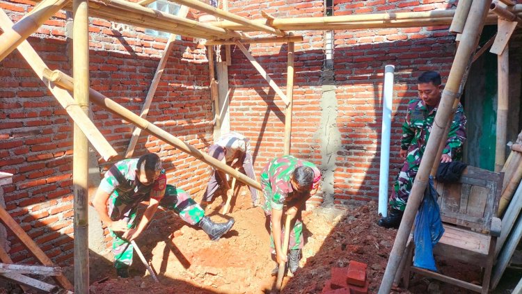Danramil 11 Punggelan  Dampingi Perbaikan RTLH di Wilayah Binaan