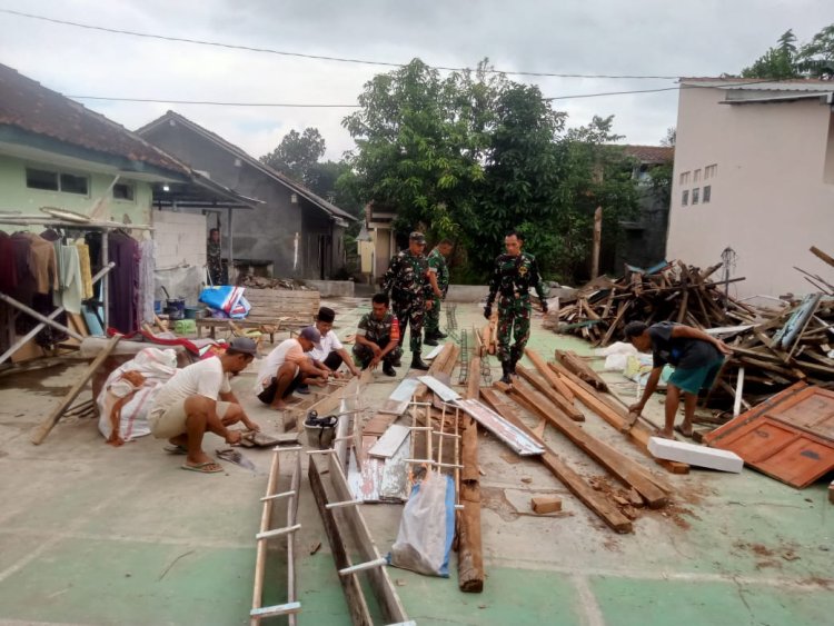Gotong Royong TNI dan Warga Rehabilitasi Rumah Buruh Harian di Purwanegara