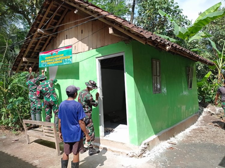 Semangat Kebersamaan TNI dan Warga Rehabilitasi Mushola di Pagedongan