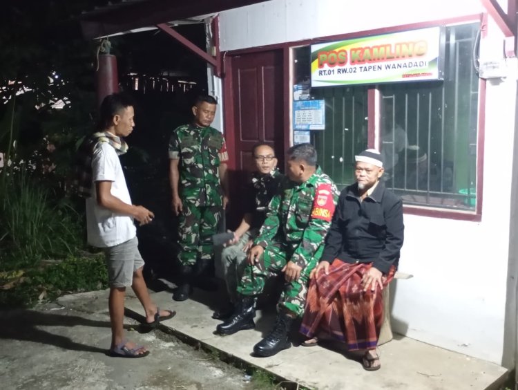 Bersama Tokoh Masyarakat Babinsa Koramil 03 Wanadadi Gelar Patroli Malam Di Poskamling Warga Di Desa Tapen