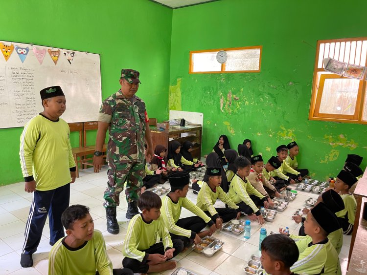 Babinsa Posramil pagedongan Melaksanakan Pendampingan Program MBG