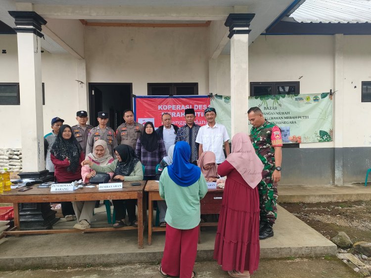 Babinsa Melaksanakan Pendampingan Bazar Murah Kopdes Merah Putih Desa Karanggondang