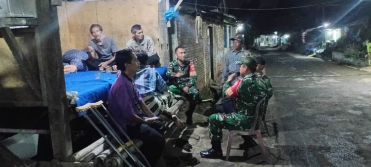 Keterlibatan Babinsa Dalam Kegiatan Patroli Dan Pos Kamling Bentuk Nyata Kebersamaan dalam Menjaga Keamanan Lingkungan