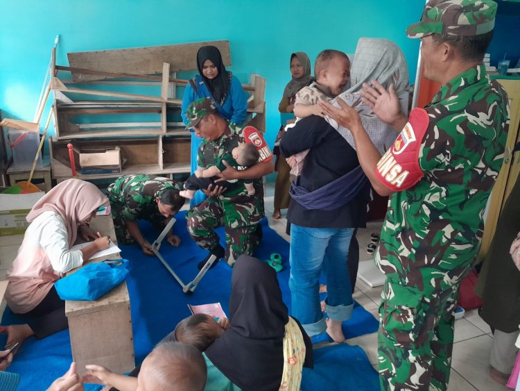 Babinsa Bantu Nakes Pada Kegiatan Posyandu Balita