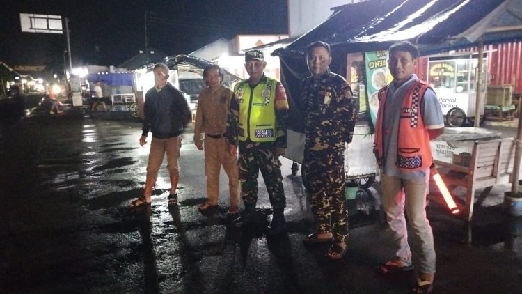 Patroli Bersama Babinsa Ramil 15 Rakit dan Organisasi Masyarakat Dalam  Rangka Menjaga Keamanan Wilayah