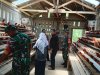 Babinsa Komsos Dengan Peternak Ayam Petelur Untuk Menjaga Kebersihan Kandang Dan Lingkungan