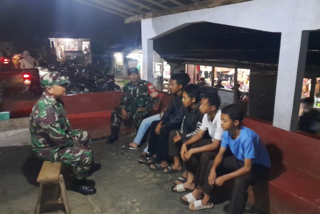 Wujud Nyata Kepedulian Dalam Menciptakan Keamanan Lingkungan Babinsa Koramil 17 Wanayasa melaksanakan Patroli Malam