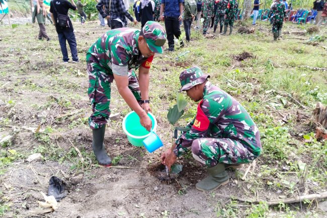 Penghijauan Anggota Koramil 18 Pagentan Tanam pohon keras bersama komunitas peduli alam