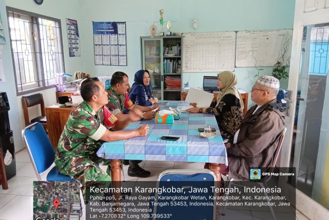 Tingkatkan Sinegeritas Di Wilayah  Babinsa Jalin Komsos Dengan Kepala UPT KB Karangkobar