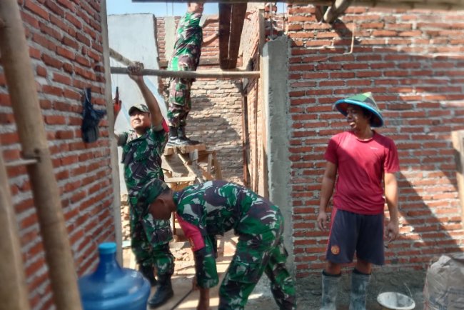 Babinsa Koramil 13 Banjarmangu Sengkuyung Bantu Warga Bangun RTLH