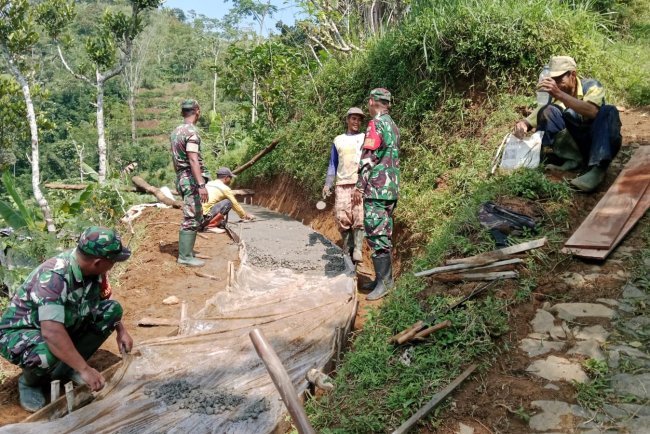 Babinsa Koramil 18 Pagentan Membantu Pembangunan Jalan Usaha Tani