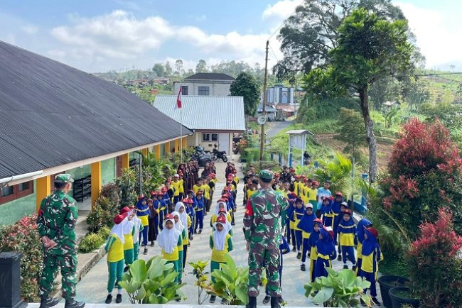 Tanamkan Cinta Tanah Air Sejak Dini Babinsa Pagentan Beri Wawasan Kebangsaan di SDN Tegaljeruk