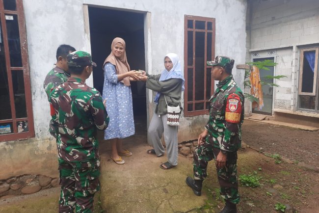 Koramil 03 Wanadadi Dampingi Kader Serahkan PMT kepada Penerima Manfaat