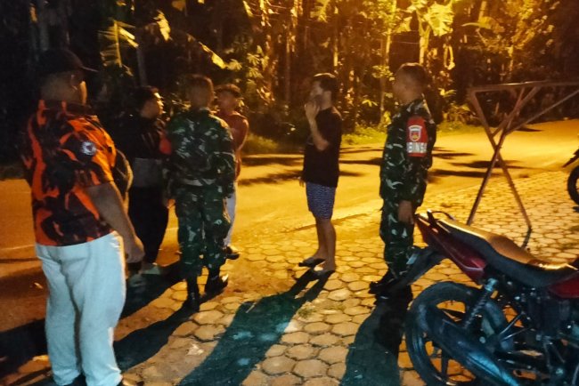 Patroli Malam Babinsa Wujudkan Keamanan Wilayah