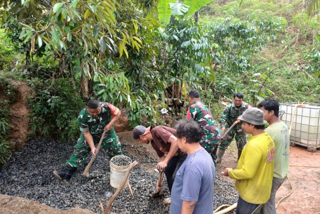 Anggota Koramil 08 Purwanegara Bangun Jalan Usaha Tani