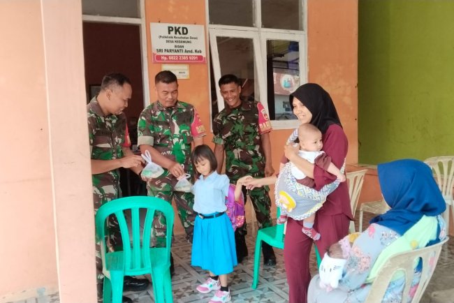 Babinsa Turut membantu Kegiatan Posyandu