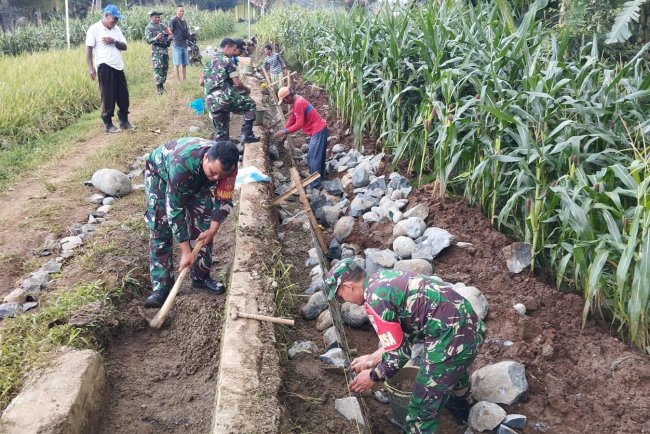 TNI Manunggal dengan Rakyat  Serma Sagi Babinsa Koramil 10 Bawang Kerja Bakti Perbaiki Irigasi Pertanian