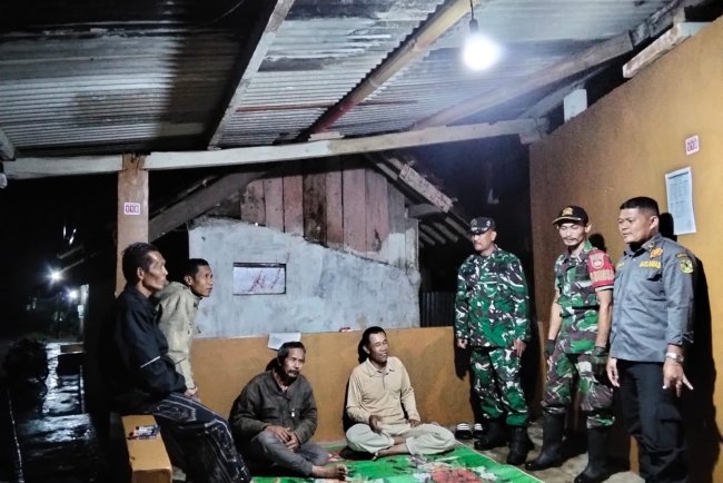 Jaga Keamanan, Danposramil Babinsa Dan Linmas Laksanakan Patroli Siskamling Bersama Warga